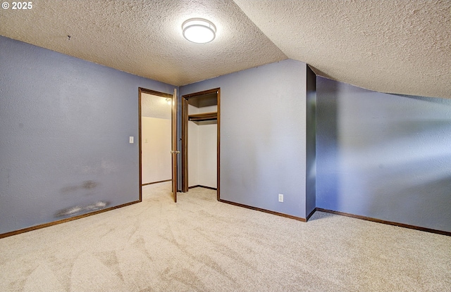 8400 Cason Rd, Gladstone, OR 97027 - unfurnished bedroom with carpet, a textured ceiling, lofted ceiling, and a closet