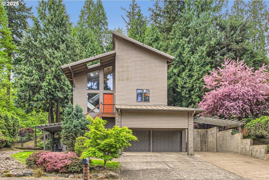 726 SE 27th St, Gresham, OR 97080 - view of side of home with a standing seam roof, metal roof, driveway, and a garage