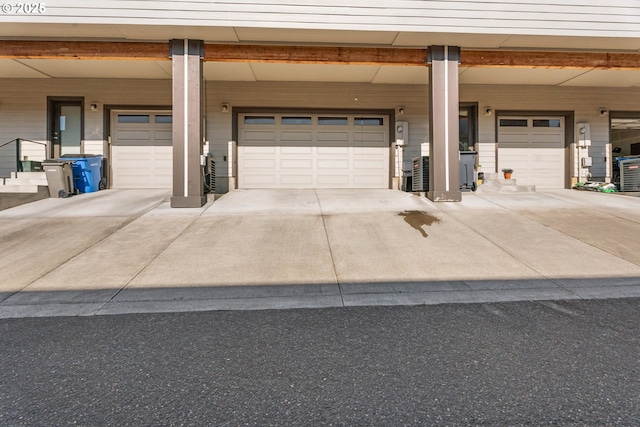 125 N 44th Pl, Ridgefield, WA 98642 - garage featuring driveway