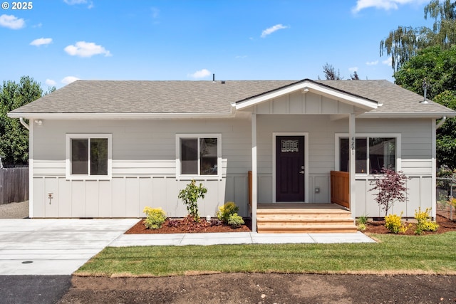 4221 Hudson Ave, Salem, OR 97301 - bungalow-style house featuring roof with shingles