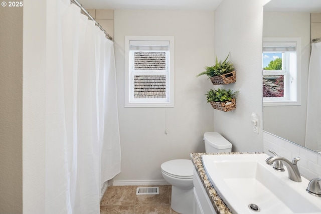 full bath featuring toilet, vanity, baseboards, and a shower with curtain