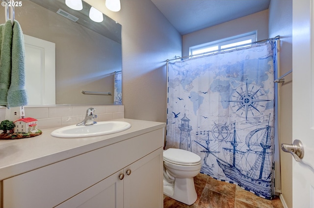1531 Washington St, Independence, OR 97351 - full bathroom with toilet, vanity, decorative backsplash, and curtained shower