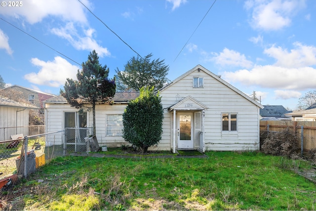 view of front facade featuring a front yard