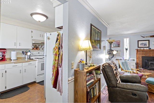 4635 Daisy St, Springfield, OR 97478 - kitchen with white appliances, crown molding, exhaust hood, light wood-style floors, and a textured wall