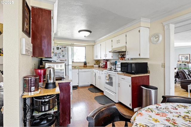 4635 Daisy St, Springfield, OR 97478 - kitchen featuring white appliances, under cabinet range hood, crown molding, wood finished floors, and light countertops