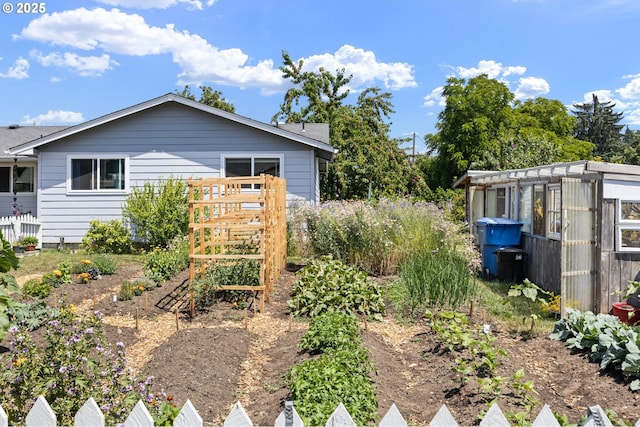 4635 Daisy St, Springfield, OR 97478 - view of yard featuring a garden