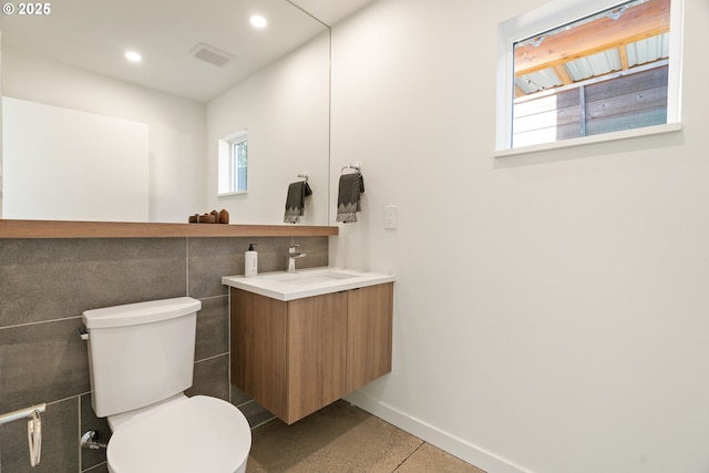 bathroom featuring vanity, visible vents, baseboards, recessed lighting, and toilet