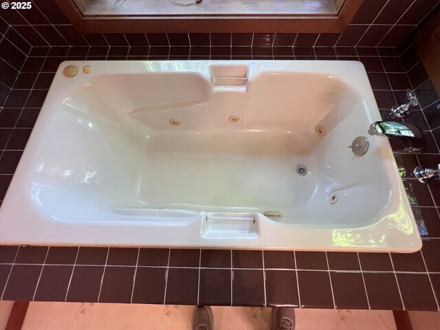 42250 Cedar Hollow Rd, Port Orford, OR 97465 - bathroom featuring a whirlpool tub