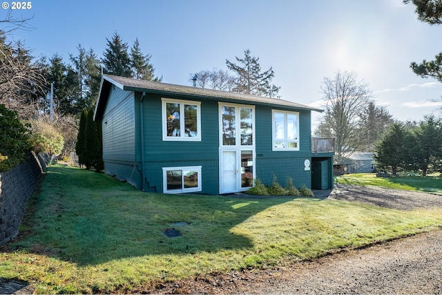 split foyer home featuring a front yard