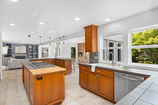 6322 Pony Ct, West Linn, OR 97068 - kitchen with stainless steel appliances, a kitchen island, healthy amount of natural light, a sink, and recessed lighting