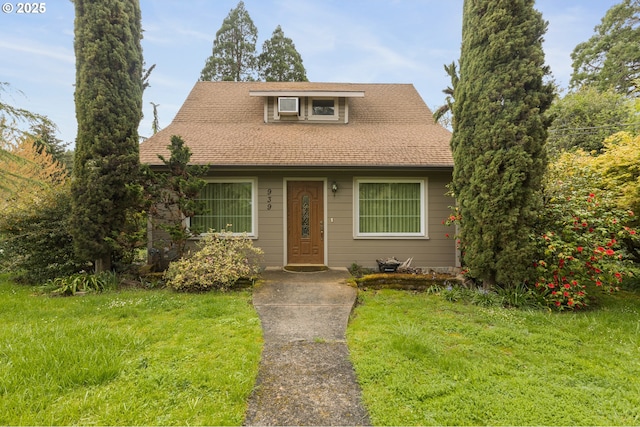 939 Buckhorn Rd, Roseburg, OR 97470 - view of front of home with a shingled roof and a front lawn