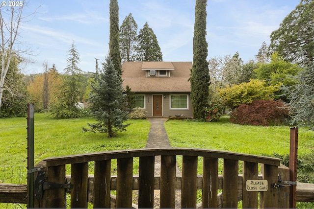 939 Buckhorn Rd, Roseburg, OR 97470 - view of front of property featuring a front lawn and fence