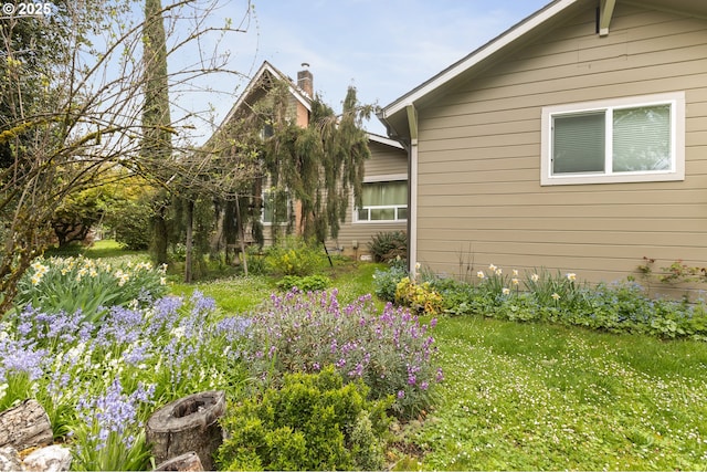 939 Buckhorn Rd, Roseburg, OR 97470 - view of side of home featuring a chimney