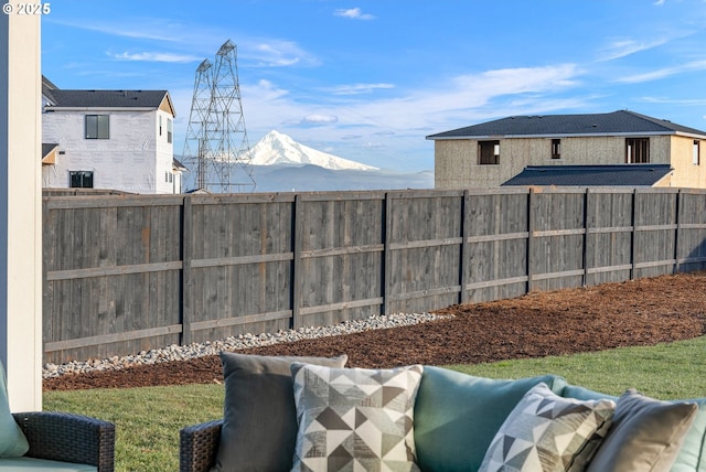 view of yard featuring a mountain view