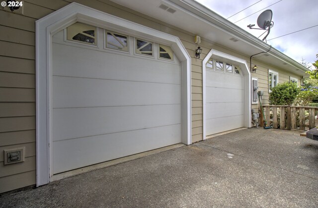17130 Eastwood Ln, Brookings, OR 97415 - garage with asphalt driveway