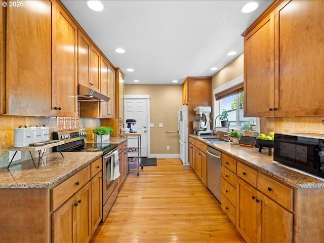 13283 NW Main St, Banks, OR 97106 - kitchen with appliances with stainless steel finishes, under cabinet range hood, light wood-type flooring, recessed lighting, and a sink