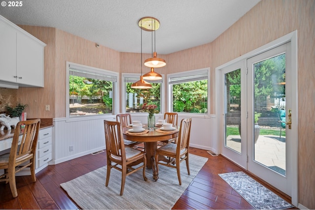 1421 SE 79th Ct, Vancouver, WA 98664 - dining area featuring dark wood-type flooring and a textured ceiling