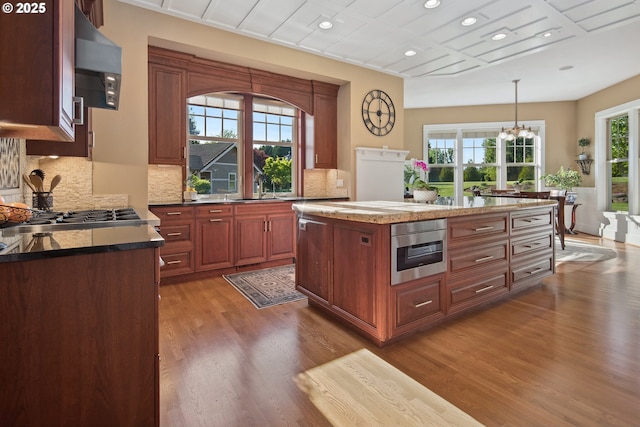 10000 NE 114th Cir, Vancouver, WA 98662 - kitchen featuring dark wood-style floors, a chandelier, a sink, recessed lighting, and tasteful backsplash