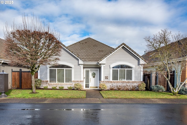 view of front of property featuring a front yard