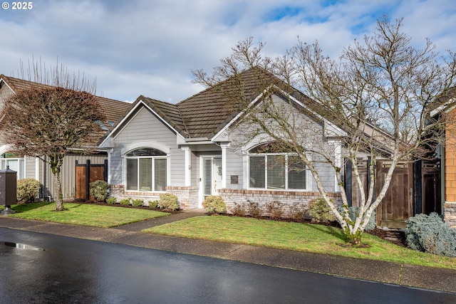 view of front of home featuring a front lawn