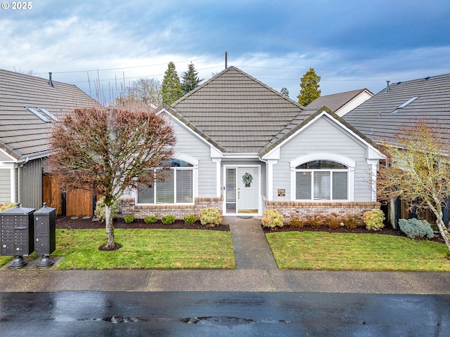 view of front of house featuring a front lawn