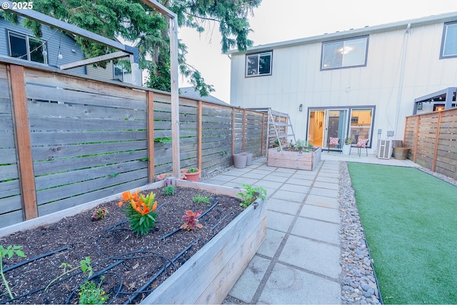 5253 NE 32nd Pl, Portland, OR 97211 - fenced backyard featuring a garden and a patio