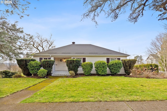 view of front facade featuring a front yard