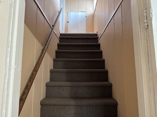 2735 W Jay Ave, Roseburg, OR 97471 - view of staircase