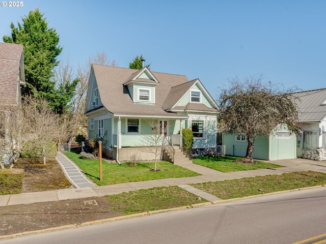 view of front facade featuring driveway and a front yard