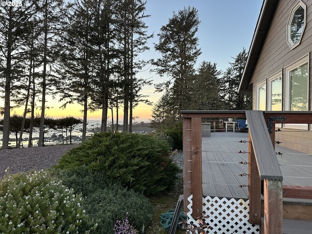 view of yard at dusk