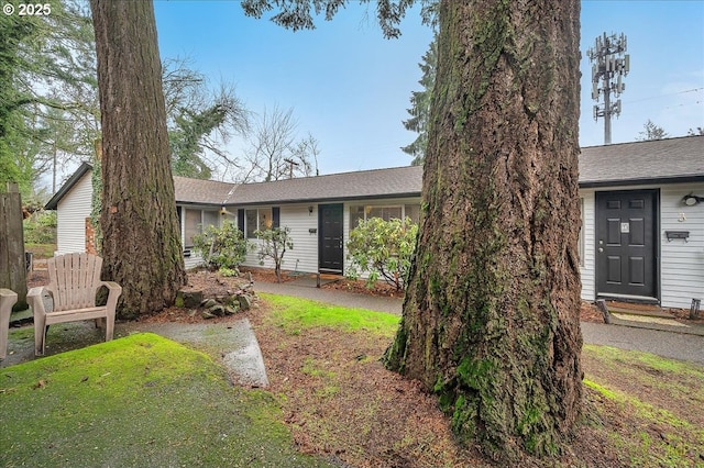 ranch-style house featuring a front lawn