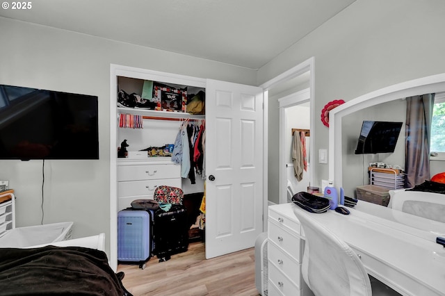 1533 Sequoia Ave, Springfield, OR 97477 - bedroom featuring light wood finished floors, a closet, and an office area