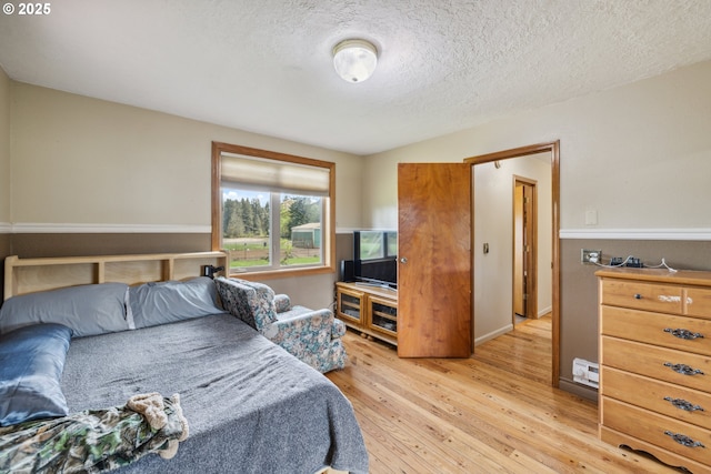 28272 S Hult Rd, Beavercreek, OR 97004 - bedroom featuring light wood-type flooring and a textured ceiling