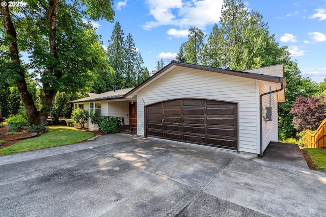 233 SE Paloma Ave, Gresham, OR 97080 - single story home with driveway, an attached garage, and a front yard