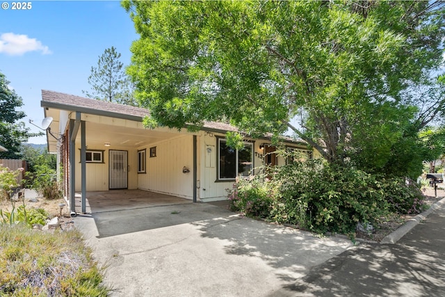 713 Brookside Cir, Rogue River, OR 97537 - ranch-style house with an attached carport and driveway