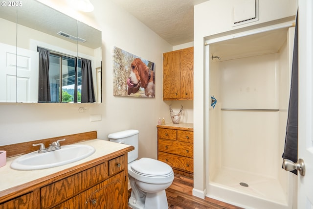 1193 Cedar Pl, Creswell, OR 97426 - bathroom with vanity, wood finished floors, a shower, and a textured ceiling