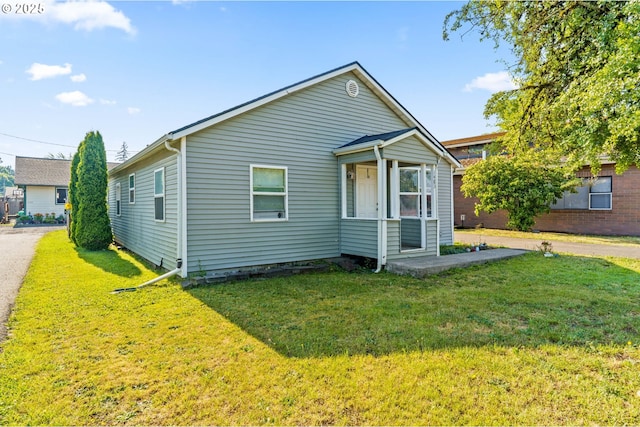1483 5th St, Springfield, OR 97477 - view of front facade featuring a front yard