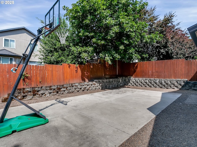 5367 NW 180th Pl, Portland, OR 97229 - fenced backyard featuring a patio