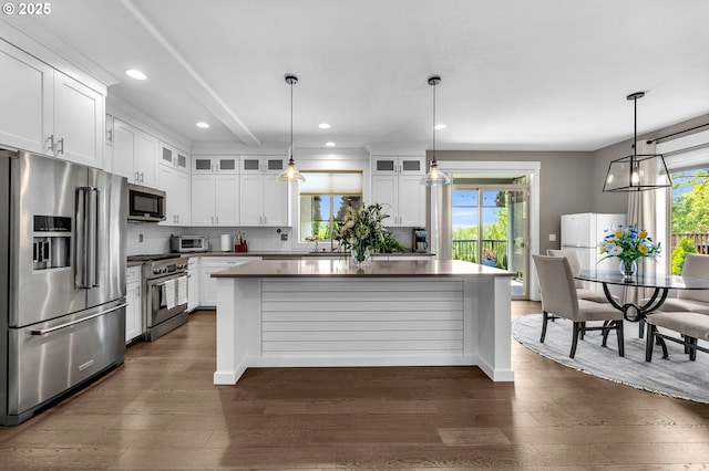 kitchen featuring appliances with stainless steel finishes, healthy amount of natural light, a sink, and recessed lighting