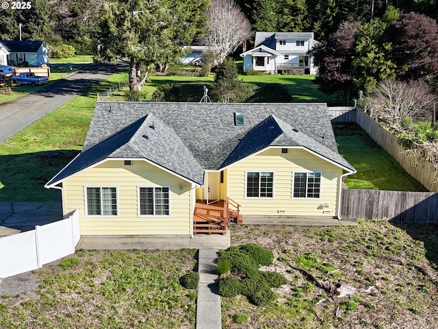 view of front facade featuring a wooden deck and a front lawn