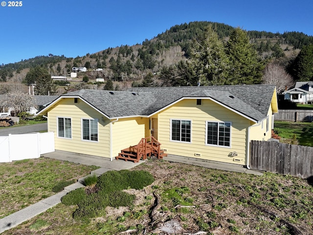 view of front facade featuring a mountain view and a front lawn