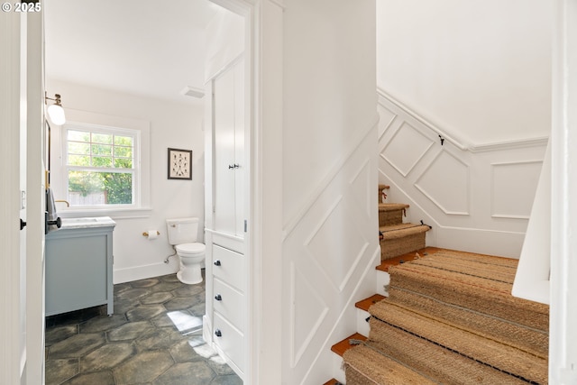 7985 SW Maple Dr, Portland, OR 97225 - bathroom with toilet, a shower with shower curtain, visible vents, baseboards, and vanity