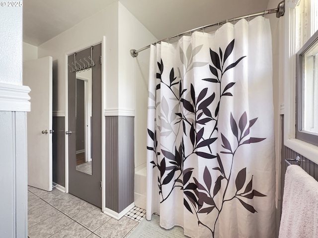 bathroom featuring shower / tub combo