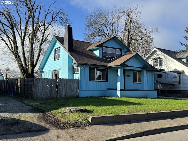 view of front of property with a front lawn