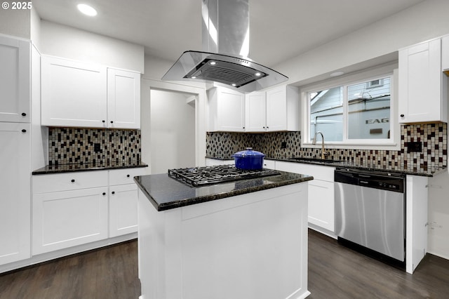 311 N 9th St, Cottage Grove, OR 97424 - kitchen featuring stainless steel appliances, island range hood, a sink, dark wood-type flooring, and recessed lighting