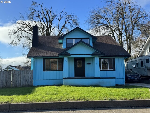 view of front of house featuring a front lawn and a garage