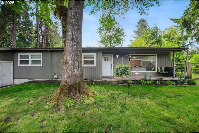 6926 SE Deardorff Rd, Portland, OR 97236 - ranch-style house featuring a front lawn