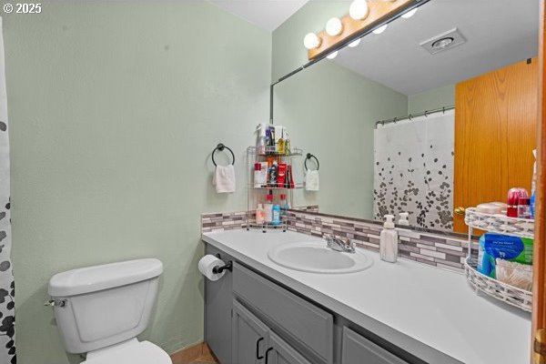 10514 NE 96th St, Vancouver, WA 98662 - full bathroom featuring vanity, tasteful backsplash, and toilet