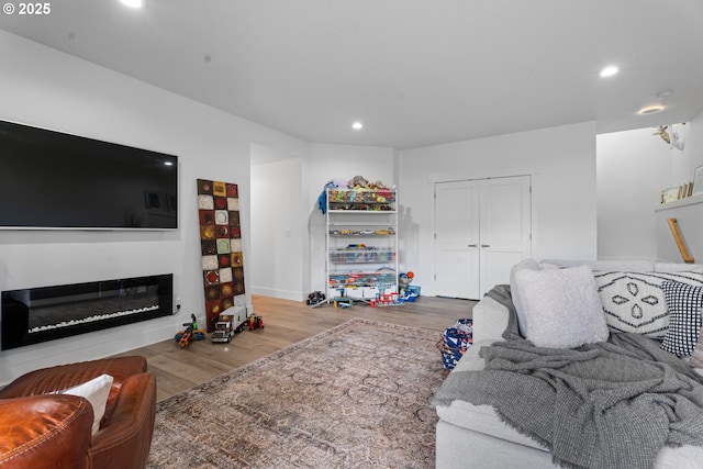 50322 Briarwood Ct, Scappoose, OR 97056 - living room with wood finished floors, recessed lighting, and a glass covered fireplace