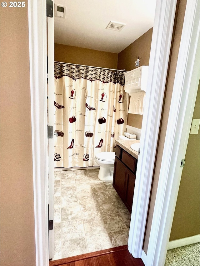 99 Rainbow Way, Kelso, WA 98626 - full bathroom featuring vanity, toilet, and a shower with shower curtain